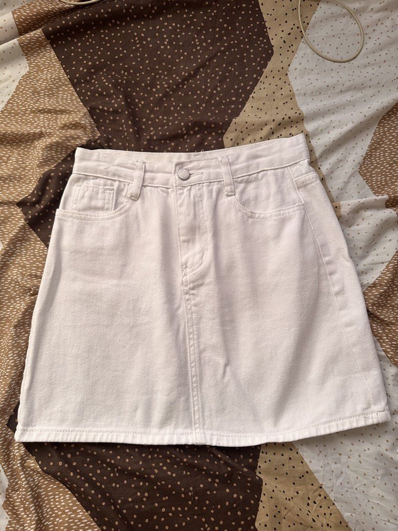 White Denim A-Line Mini Skirt (Category: Skirts) located in Paranaque City. Submitted by moonbea (Listing ID 1446190166, Image 1). Description: - Classic white denim mini skirt - Flattering A-line cut - Features belt loops and functional pockets - Versatile piece for everyday casual wear - Effortlessly pairs with various tops.