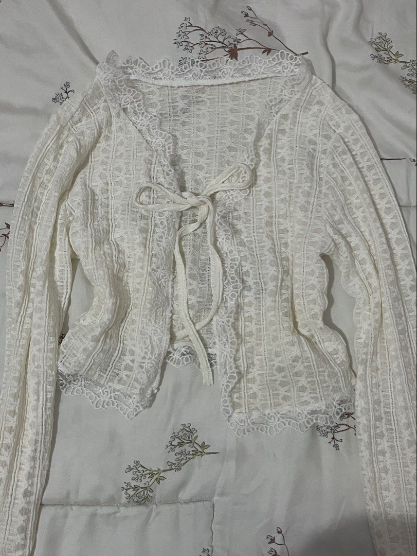white lace outer cardigan ribbon (Kategori: Baju Luaran) berada di Tangerang. Dikirim oleh curatedbycay (ID iklan 1446326688, Gambar 1). Deskripsi: .