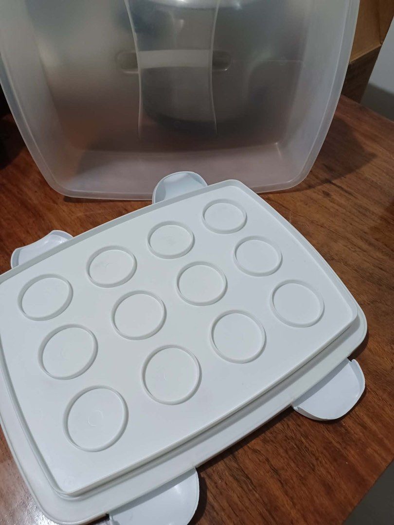 WILTON Ultimate 3-in-1 Cake, muffins and cupcakes Caddy Rectangular Carrier (Category: Bakeware) located in Caloocan City. Submitted by dukeofatreides (Listing ID 1446226025, Image 3). Description: - White plastic cake carrier - Secure handle for easy transport - Locking clips on the sides for a secure closure - Comes with two inserts: one for cupcakes, one for smaller treats (e.g., macarons) - Ideal for keeping cakes fresh and protected during t