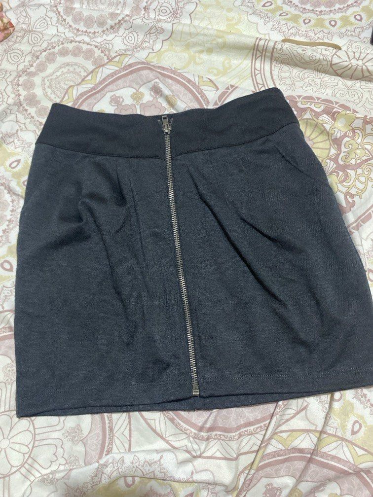 y2k zipped up skirt (Category: Skirts) located in Marilao. Submitted by saging1212 (Listing ID 1446279400, Image 1). Description: No flaws.