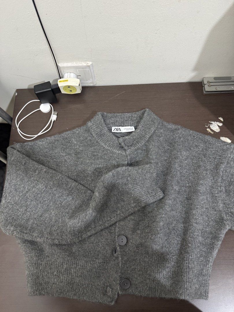 ZARA CARDIGAN CROP GREY (Kategori: Baju Luaran) berada di Jakarta Pusat. Dikirim oleh preloveleaaaa (ID iklan 1446308598, Gambar 2). Deskripsi: cuman dipake sekali.