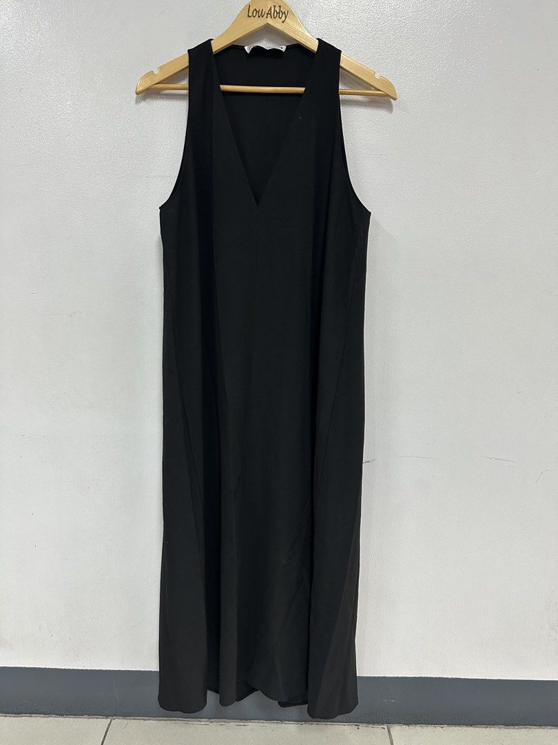 ZARA Gathered Halter Long Dress (Category: Dresses) located in Mabalacat. Submitted by lasantia (Listing ID 1446292380, Image 2). Description: ZARA Gathered Halter Long Dress Size Medium on tag (Length-47”/Width-18.5”) Good Condition Mop-Gcash Courier-J&T Loc: Pampanga Ty admin...