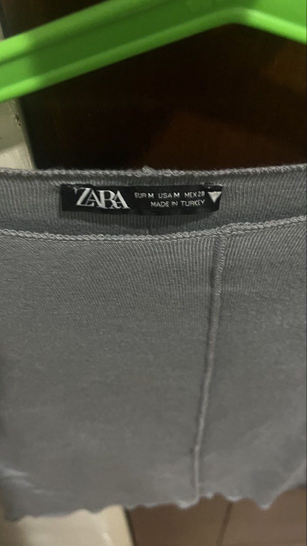 ZARA Grey Long Sleeve Cropped Top (Category: Longsleeves) located in Pasig City. Submitted by kakerts (Listing ID 1446241819, Image 3). Description: - Grey long sleeve cropped top from ZARA - Features a seam down the front and back - Lettuce hem detail at the bottom - Simple and versatile piece - Great for layering or wearing on its own.