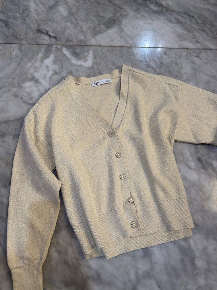 Zara knit cream (Kategori: Baju Luaran) berada di Jakarta Timur. Dikirim oleh iniwardrobe (ID iklan 1446178889, Gambar 1). Deskripsi: HARGA NETT Knit tebal Ldada smp 88 cm.