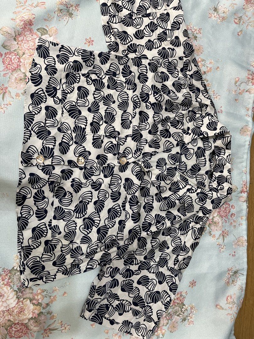Zara Shell Print Pants XS (Category: Other Bottoms) located in Pasig City. Submitted by ___she___ (Listing ID 1446181039, Image 1). Description: - Stylish white pants featuring a navy blue shell print. - Flattering high-waisted design. - Two decorative button details at the front. - Made from comfortable, lightweight fabric. - Perfect for casual outings or beach vacations..