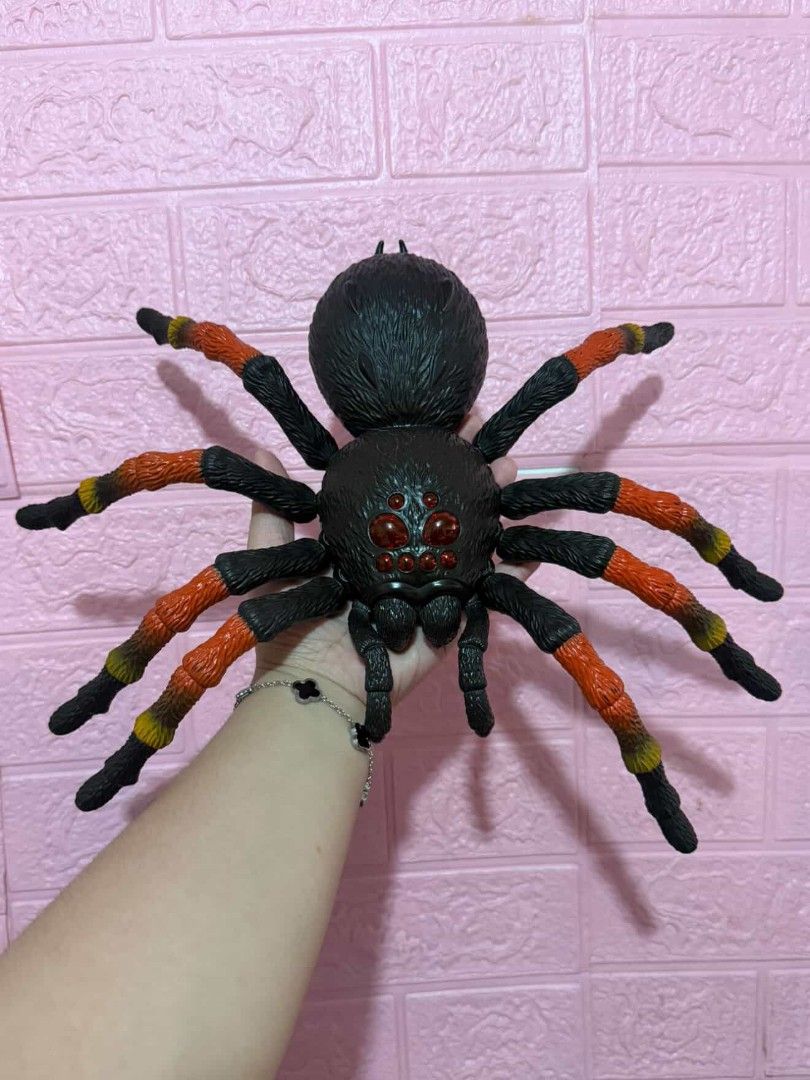 ZURU GIANT TARANTULA (Category: Figurines & Statues) located in Quezon City. Submitted by pinkystrends.co (Listing ID 1446274497, Image 1). Description: .