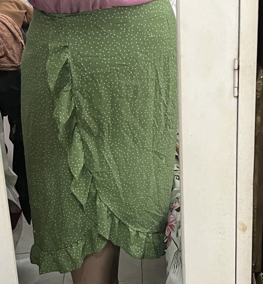 4XL Plus sized Green Polka Ruffle Wrap Skirt (Category: Skirts) located in Calamba. Submitted by shopatkeybs (Listing ID 1446448718, Image 3). Description: Bought in shein for 800 Selling for 200 Still with Tag. Midi skirt - Ruffled hem and wrap edge for a feminine touch - Easy-to-adjust tie waist for a perfect fit 4x on tag. But can fit up to 5xl.