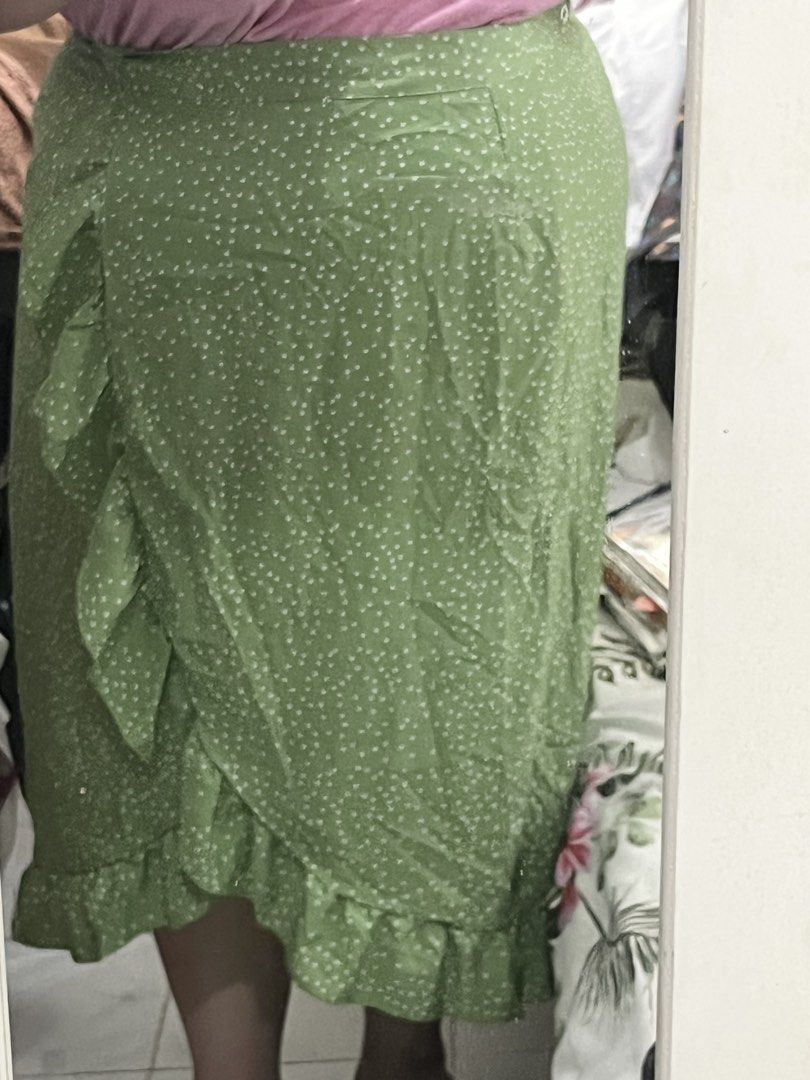4XL Plus sized Green Polka Ruffle Wrap Skirt (Category: Skirts) located in Calamba. Submitted by shopatkeybs (Listing ID 1446448718, Image 2). Description: Bought in shein for 800 Selling for 200 Still with Tag. Midi skirt - Ruffled hem and wrap edge for a feminine touch - Easy-to-adjust tie waist for a perfect fit 4x on tag. But can fit up to 5xl.
