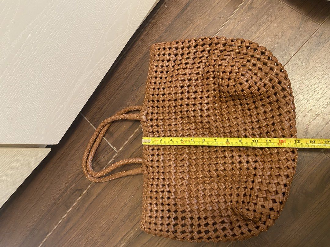 沒有 （分類：Tote Bags）位於 Hong Kong。 由 jenny7610 提交（商品編號 1446366169，圖片 3）。簡介： 經代購買，因為太多袋，未有機會用 皮好靚！意大利製造 原本買入價$1500連運費 唔想浪費，現平售。