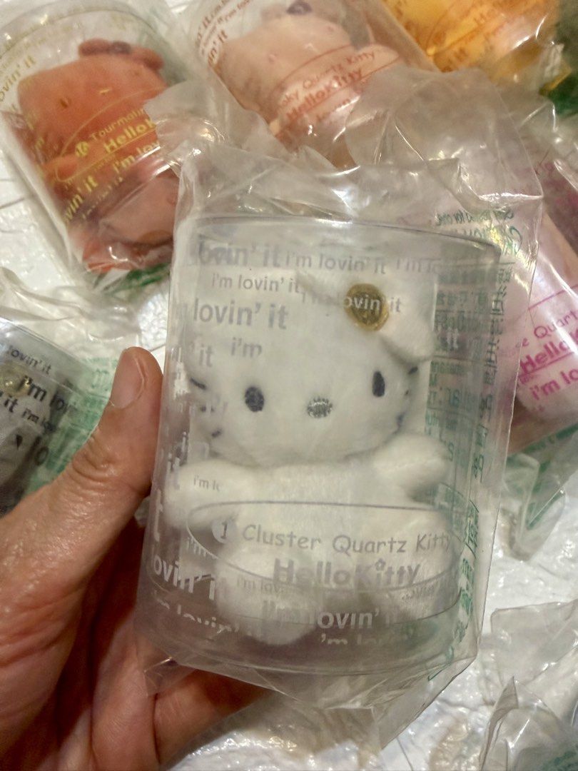 麥當勞 Hello Kitty 公仔 （分類：動漫角色周邊）位於 Hong Kong。 由 fatbei 提交（商品編號 1446383839，圖片 2）。簡介： 一套16隻麥當勞 Hello Kitty 公仔 Cluster Quartz Kitty 膠水晶系列 16種唔同顏色。全部都係獨立包裝，未開過 公仔約7cm 高 不散買。