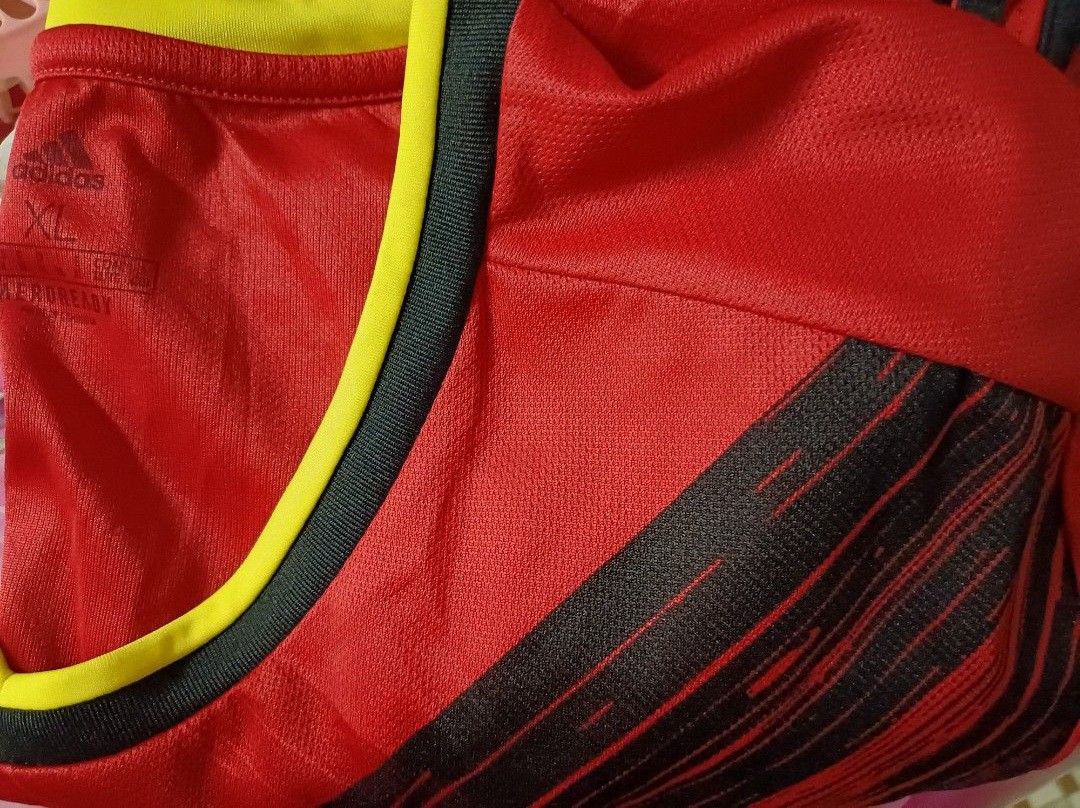 ADIDAS （分類：運動服裝）位於 Hong Kong。 由 brianmax 提交（商品編號 1446414418，圖片 3）。簡介： 呢件係比利時國家隊嘅波衫，阿迪達斯牌子。XL碼。前面有國家隊隊徽同埋 Adidas Logo，後面有 AEROREADY 標誌。衫身有紅色同黑色間條設計，好有型。適合踢波或者平時著。。