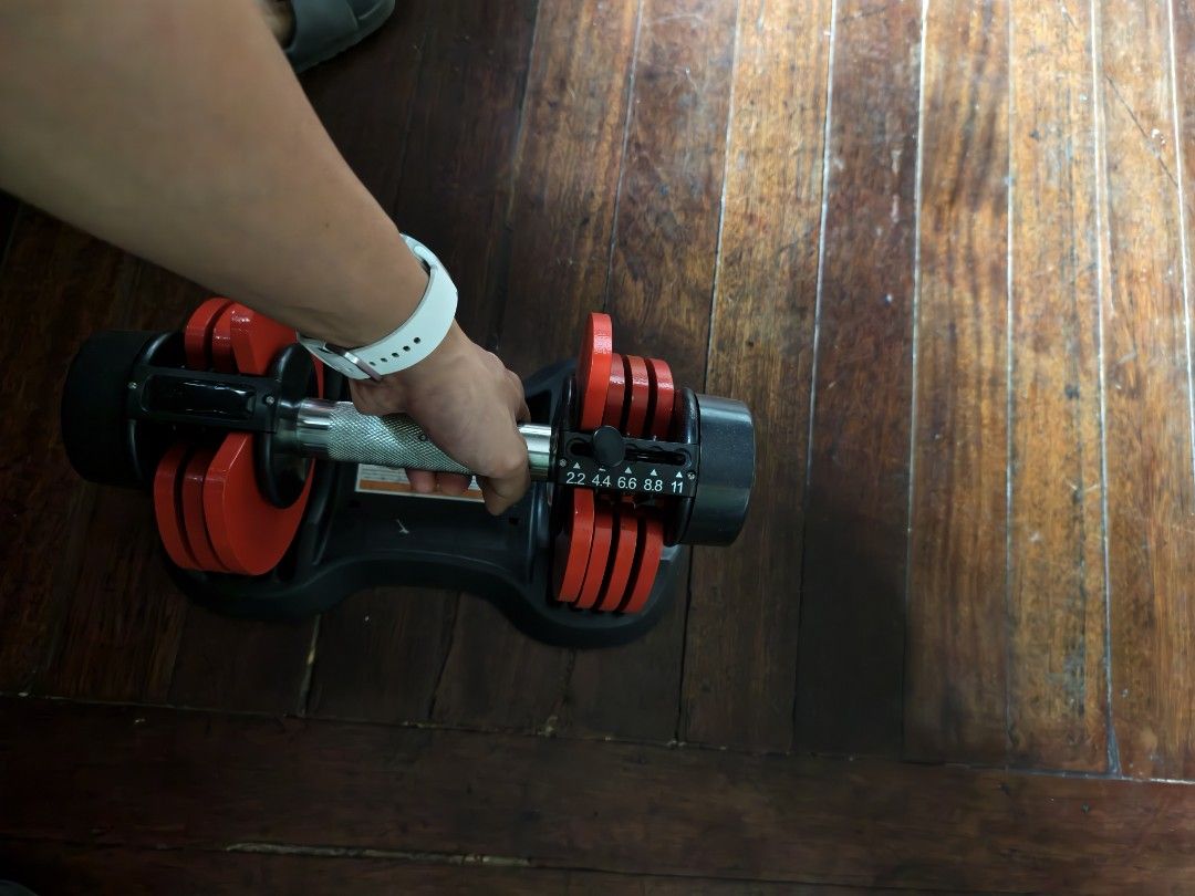 Adjustable Dumbbell Set 11kg (Category: Weights & Dumbbells) located in Marikina City. Submitted by rtobs08 (Listing ID 1446381069, Image 3). Description: - Adjustable dumbbell, perfect for home workouts. - Easily change weights by adjusting the dial. - Weight range: 2.2kg to 11kg. - Comes with a convenient storage base. -1 pc only.