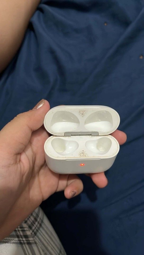 Apple AirPods GEN 3 Charging Case (Original) (Category: Earphones) located in Manila. Submitted by kkcie33 (Listing ID 1446491985, Image 2). Description: - Original charging case for Apple AirPods Pro - Charging light indicator is functional - This is for the charging case ONLY (no earbuds included).