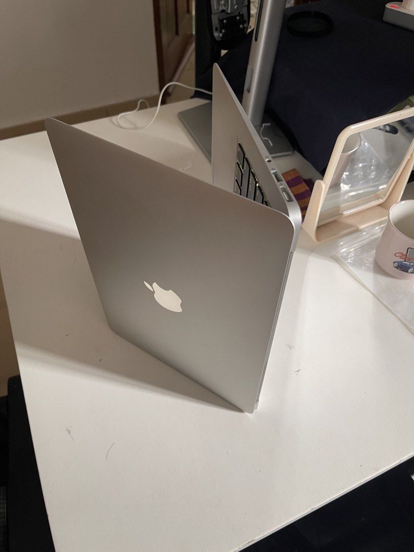 Apple MacBook Air Laptop Silver494751425066455043