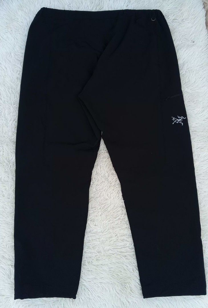 Arc'teryx Black Hiking Pants cut tag (Category: Jeans) located in Gattaran. Submitted by thrift_wiseph (Listing ID 1446431583, Image 2). Description: 32-36 adjustable waist line w/ belt - Black Arc'teryx pants - Ideal for hiking and outdoor activities - Features zippered pockets for secure storage - Includes an adjustable belt for a customized fit - Embroidered Arc'teryx logo on the leg.