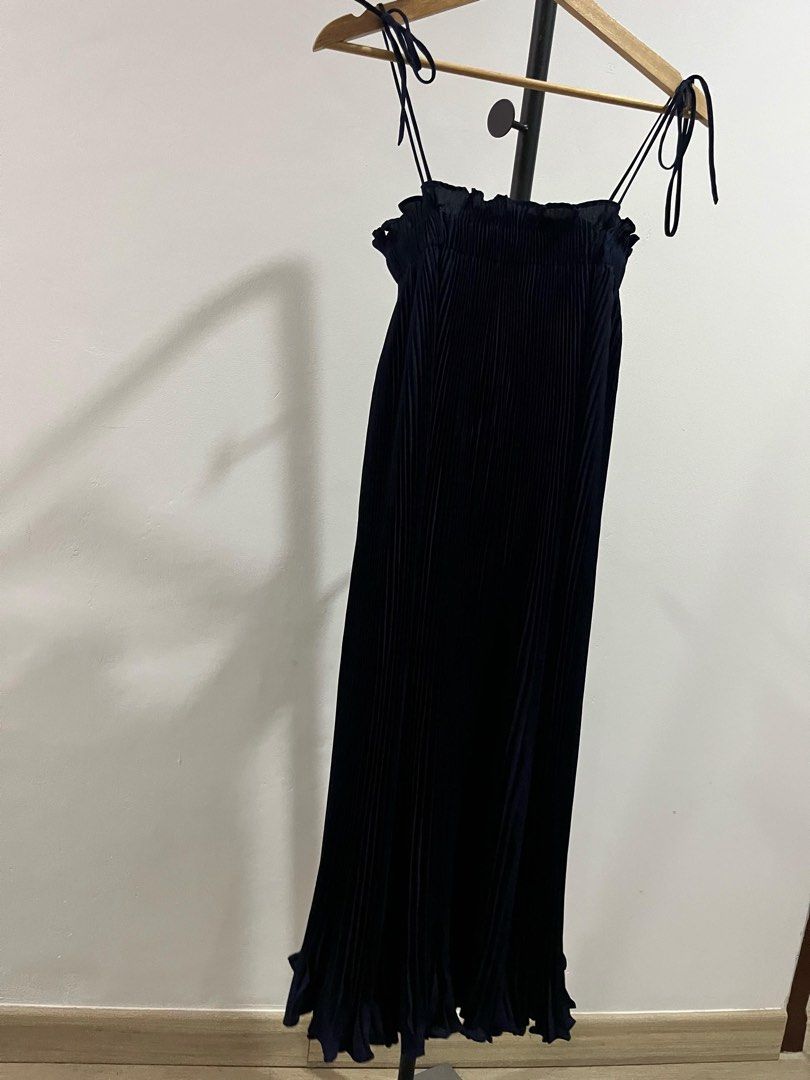 Ariane Pleats Dress (Kategori: Gaun & Rok) berada di Jakarta Pusat. Dikirim oleh elysabeth_declutteringcloset09 (ID iklan 1446492172, Gambar 1). Deskripsi: Ini sebenarnya bisa dipakai buat S bahkan sampai L .