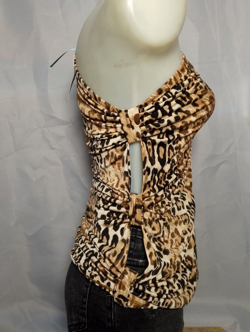 Asymmetrical Off Shoulder Leopard Print Y2K 2000s Top (Category: Others Tops) located in Valenzuela. Submitted by maeviss (Listing ID 1446473518, Image 3). Description: S - M No flaws Never worn Sf not Included MOD: J&T.