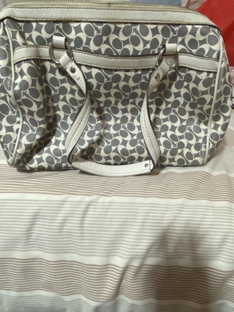 Authentic Coach Chelsea Heritage Stripe Bag (Category: Luxury Bags & Wallets) located in Manila. Submitted by frilledwithlove (Listing ID 1446441787, Image 2). Description: offers valid for 24hrs no response from buyer = i will give the item to the next buyer! time wasters will be blocked - Coach tag keychain got lost but has little to no flaws aside from marks that ive already cleaned out - medium size -buyer pays first then either buyer or i bo