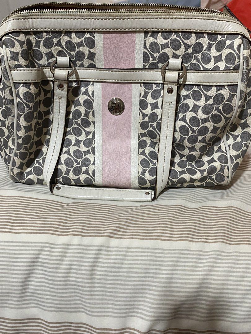 Authentic Coach Chelsea Heritage Stripe Bag (Category: Luxury Bags & Wallets) located in Manila. Submitted by frilledwithlove (Listing ID 1446441787, Image 1). Description: offers valid for 24hrs no response from buyer = i will give the item to the next buyer! time wasters will be blocked - Coach tag keychain got lost but has little to no flaws aside from marks that ive already cleaned out - medium size -buyer pays first then either buyer or i bo