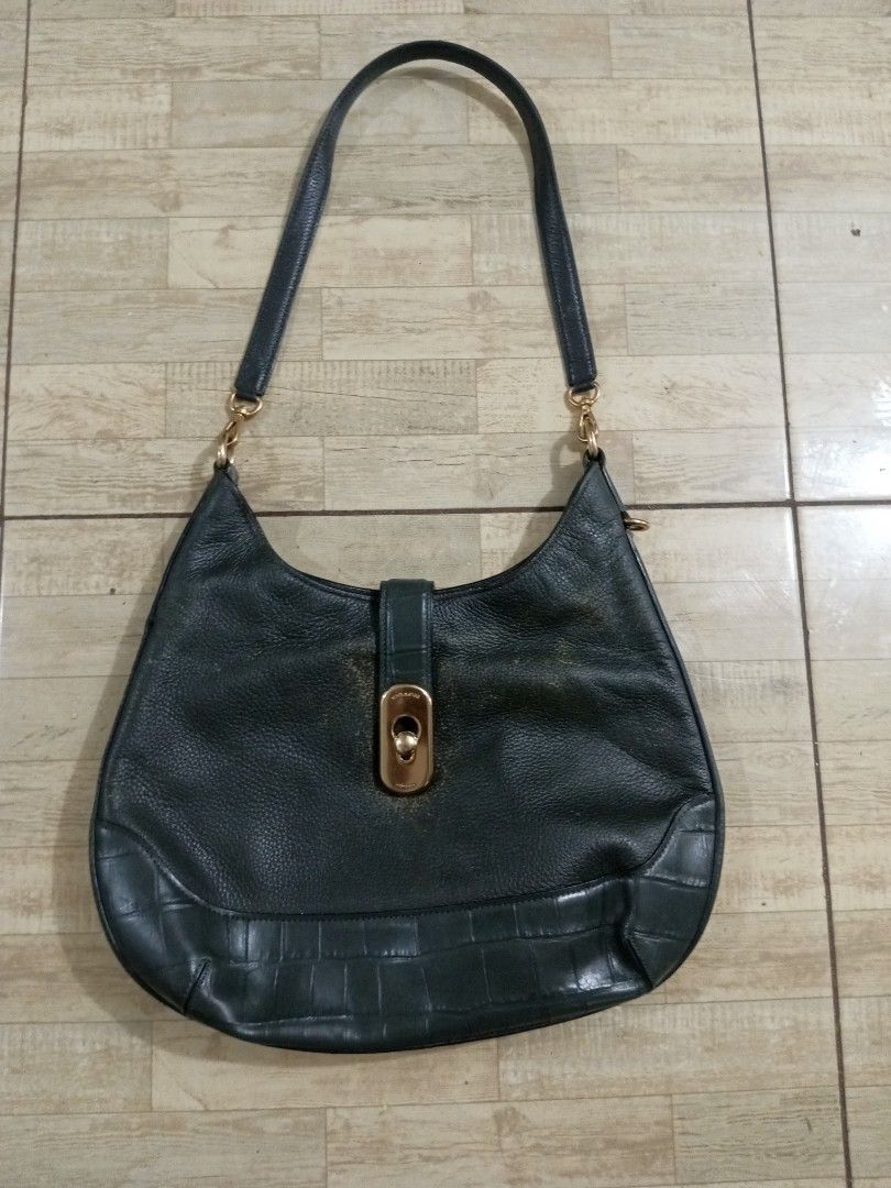 Authentic Coach Hobo leather Bag w/classic curved design (Category: Luxury Bags & Wallets) located in General Santos City (Dadiangas). Submitted by silvervintage77 (Listing ID 1446440459, Image 1). Description: Authentic Coach Hobo leather Bag w/classic curved design lightly used 9.5/10 color rate Very clean inside Issue last photo.