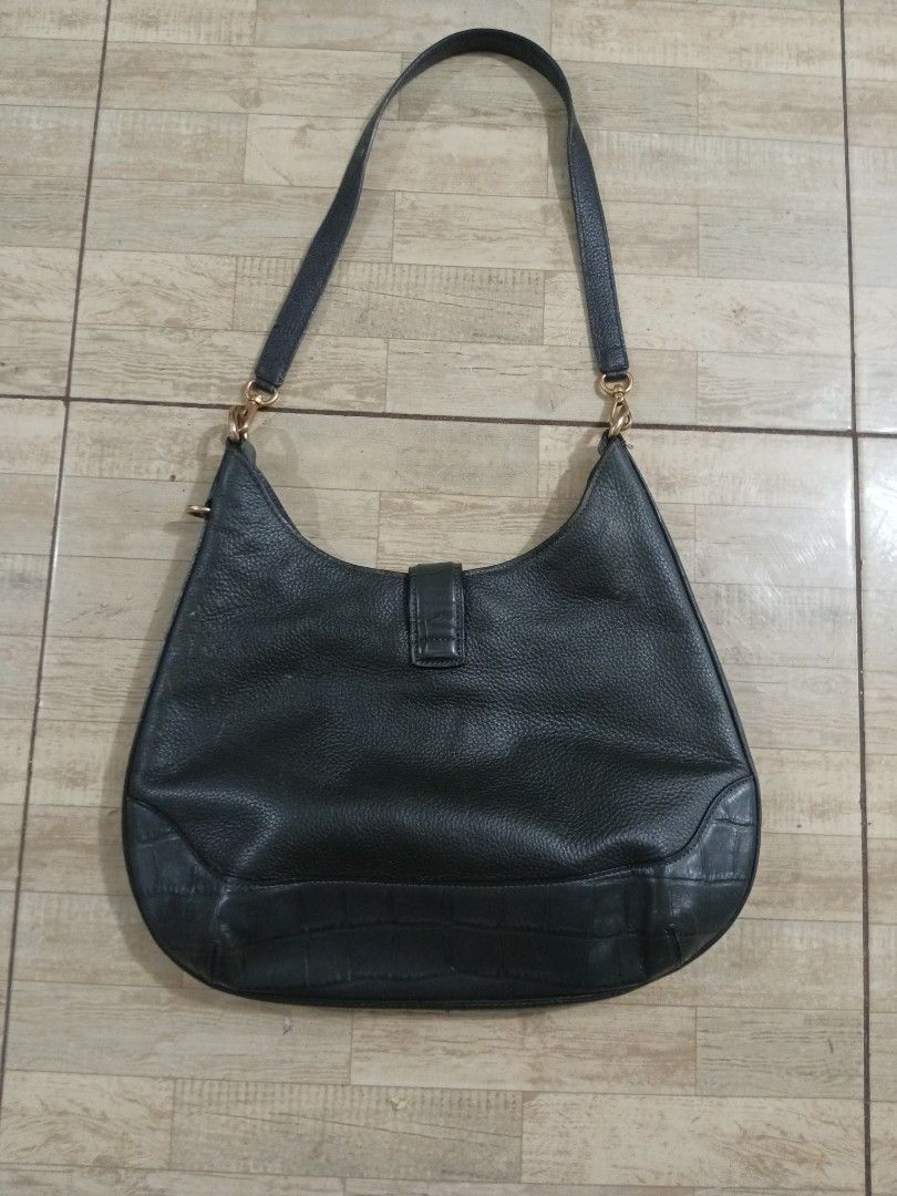 Authentic Coach Hobo leather Bag w/classic curved design (Category: Luxury Bags & Wallets) located in General Santos City (Dadiangas). Submitted by silvervintage77 (Listing ID 1446440459, Image 2). Description: Authentic Coach Hobo leather Bag w/classic curved design lightly used 9.5/10 color rate Very clean inside Issue last photo.