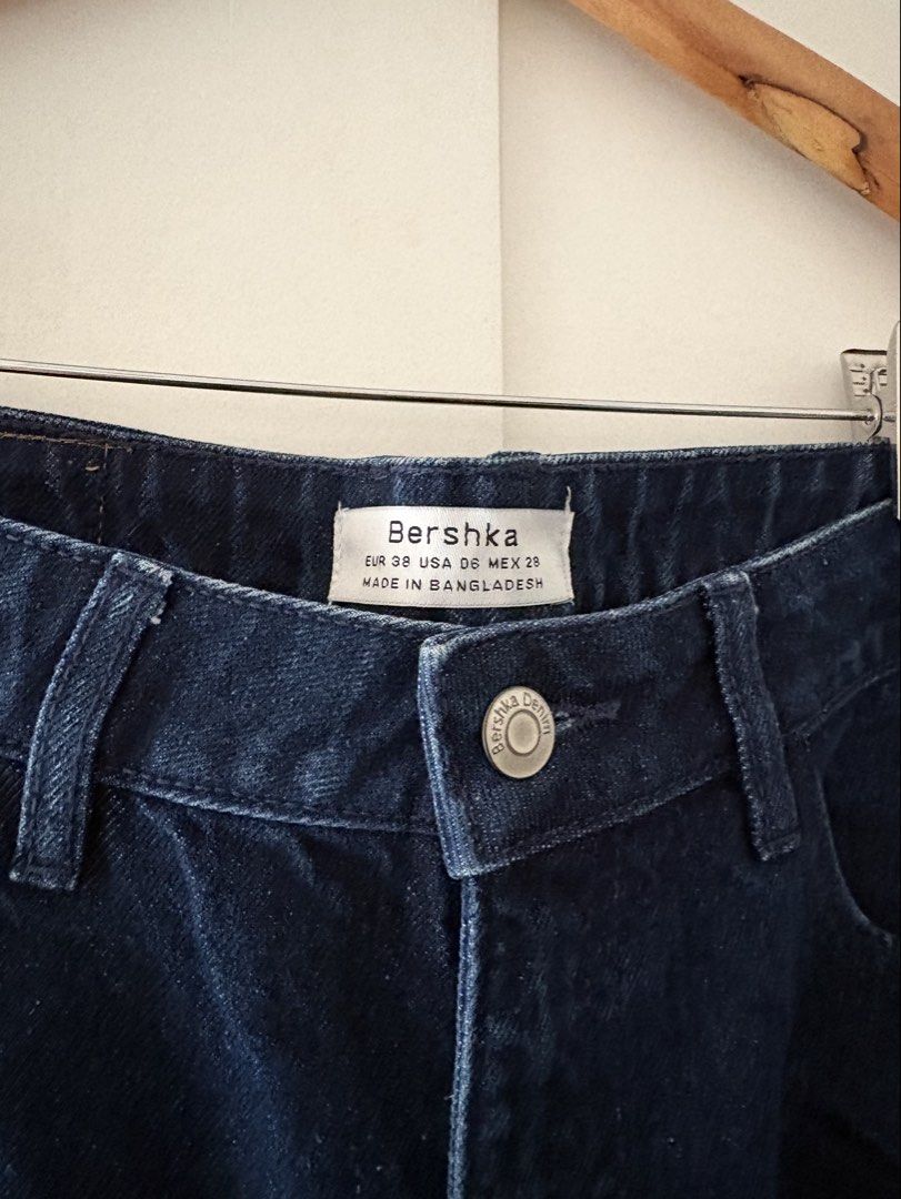 Bershka straight cut jeans (Category: Jeans) located in Las Pinas. Submitted by shop.y5 (Listing ID 1446383331, Image 3). Description: Barely used Waist- 13.5 in when laid flat Had it hemmed length now 39 inches.