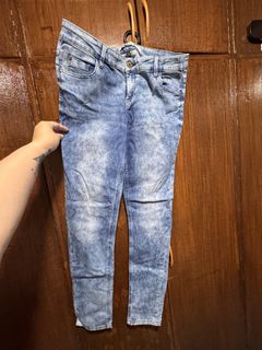 (Category: ) located in . Submitted by KK_declutterluxx (Listing ID 1446437546, Image 1). Description: .