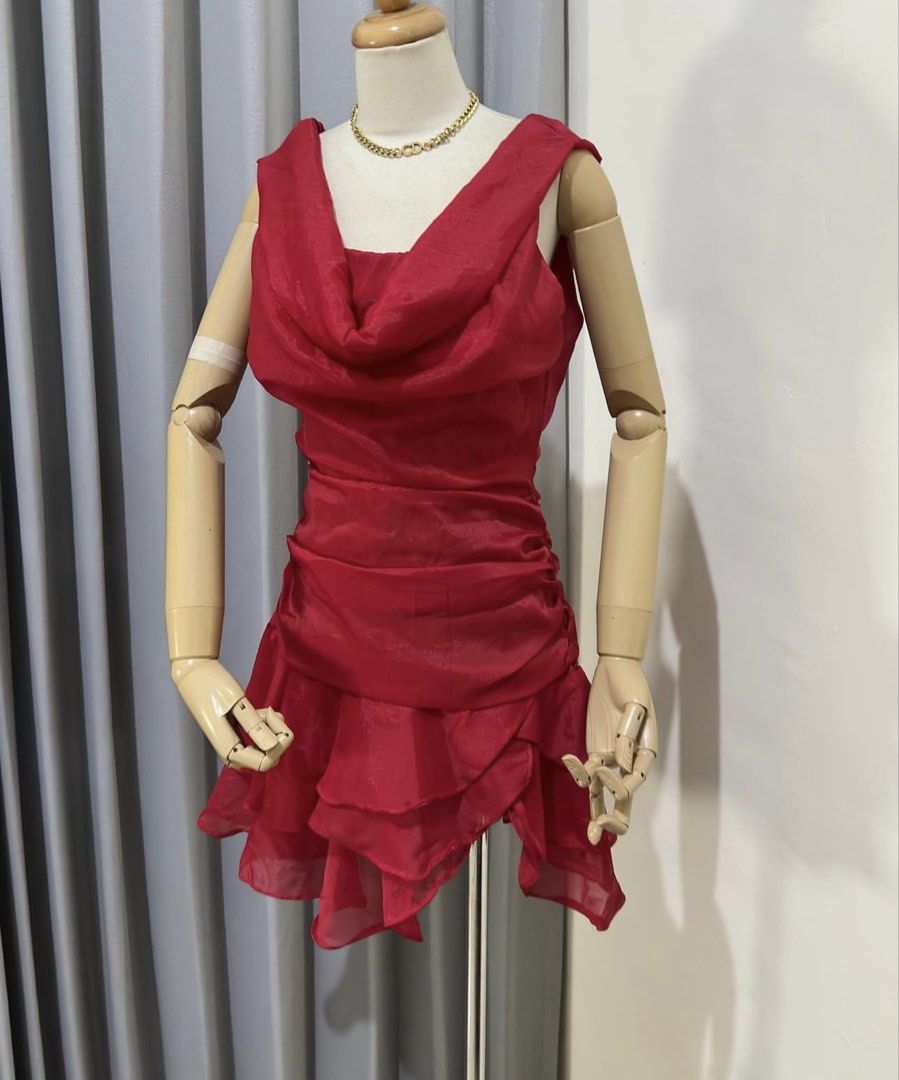 BN1141 NEW VIETNAM RED COWL NECK DRESS (Kategori: Gaun & Rok) berada di Pekanbaru. Dikirim oleh clarinapreloved (ID iklan 1446469705, Gambar 3). Deskripsi: BN1141 NEW ORGANZA DRAP RED DRESS Size XS - Lingkar Dada 90, Lingkar Pinggang 68, Hips 95, Panjang 80 ada cup bra & dalaman celana NETT price - 100% foto asli - Tidak bisa tukar / dikembalikan - mohon perhatikan size sebelum membeli - wajib video unboxing.