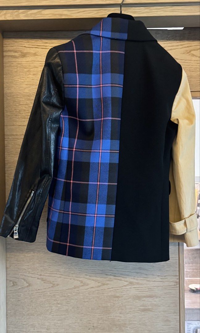 Boutique Moschino （分類：外套及戶外衣服）位於 Hong Kong。 由 goddamnmyf 提交（商品編號 1446356060，圖片 2）。簡介： 呢件Moschino褸真係好有型一件過有晒唔同嘅設計，左邊係經典黑色西裝褸款，右邊係搶眼嘅藍色格仔拼黑色皮袖，仲有米白色嘅袖仔，真係好有層次感著上身一定好吸睛呢件係XS碼，啱晒追求獨特風格嘅你。。