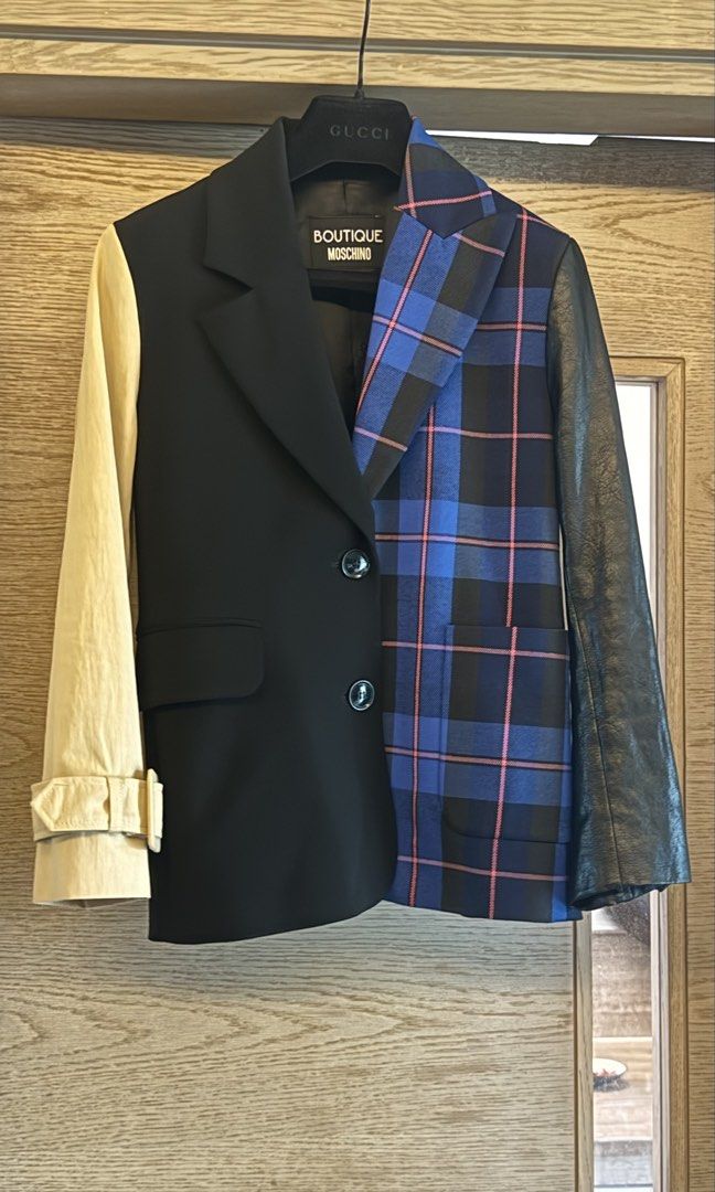 Boutique Moschino （分類：外套及戶外衣服）位於 Hong Kong。 由 goddamnmyf 提交（商品編號 1446356060，圖片 1）。簡介： 呢件Moschino褸真係好有型一件過有晒唔同嘅設計，左邊係經典黑色西裝褸款，右邊係搶眼嘅藍色格仔拼黑色皮袖，仲有米白色嘅袖仔，真係好有層次感著上身一定好吸睛呢件係XS碼，啱晒追求獨特風格嘅你。。
