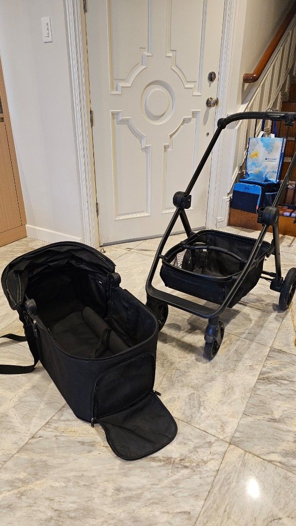Buddy Duggy Rider Boss Pet Stroller (Category: Homes & Other Pet Accessories) located in Valenzuela. Submitted by seee.nicooole (Listing ID 1446445505, Image 2). Description: SUPER SALE! Pre-loved premium pet stroller. Matibay and easy to maneuver. Perfect for multiple dogs RFS: bought the wrong size. Too big for my dog. Spacious stroller can hold up to 30kg, which leaves a lot of room for pets of certain sizes. Enhanced all wheel suspension made