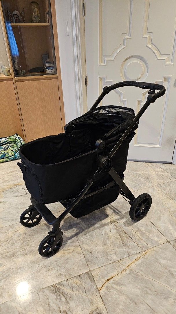 Buddy Duggy Rider Boss Pet Stroller (Category: Homes & Other Pet Accessories) located in Valenzuela. Submitted by seee.nicooole (Listing ID 1446445505, Image 1). Description: SUPER SALE! Pre-loved premium pet stroller. Matibay and easy to maneuver. Perfect for multiple dogs RFS: bought the wrong size. Too big for my dog. Spacious stroller can hold up to 30kg, which leaves a lot of room for pets of certain sizes. Enhanced all wheel suspension made
