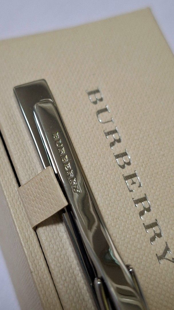 Burberry呔夾領帶夾 （分類：領帶）位於 Hong Kong。 由 eva0083hk 提交（商品編號 1446459651，圖片 3）。簡介： 多年前購自專門店，只用過幾次，近乎全新。。