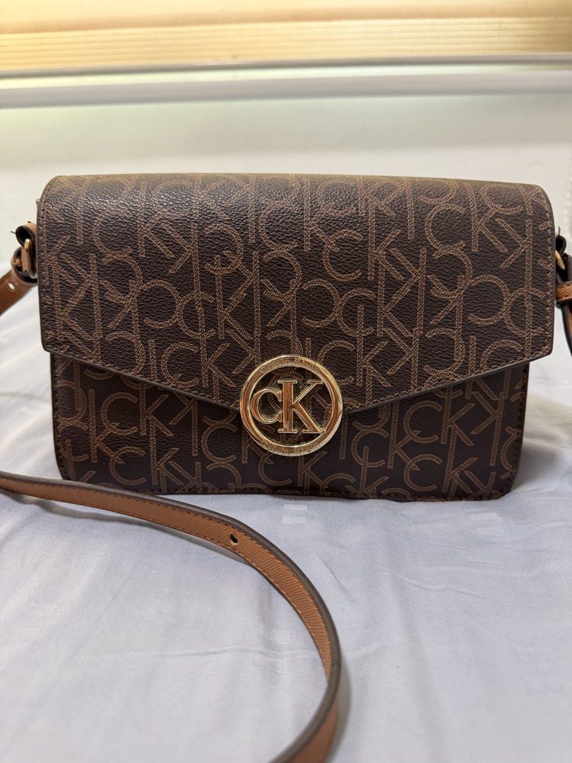Calvin Klein Crossbody bag (Category: Cross-body Bags) located in San Mateo. Submitted by summerph (Listing ID 1446442572, Image 1). Description: Calvin Klein Crossbody bag Used like new.