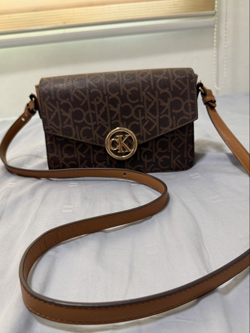 Calvin Klein Crossbody bag (Category: Cross-body Bags) located in San Mateo. Submitted by summerph (Listing ID 1446442572, Image 2). Description: Calvin Klein Crossbody bag Used like new.