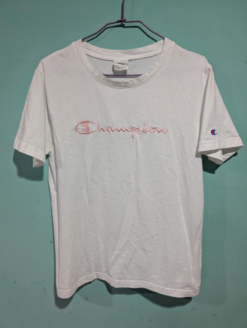 由 7788missme (刊登 ID 1446456185，圖片 1) 提交，位於 新北市 (New Taipei) 的 Champion 品牌 logo刺繡T恤 L (類別：Ｔ恤)，說明：肩約40cm / 腋寬約46cm / 衣長約63cm （這款是國外購入台灣沒賣，購入2000多，已低價售） 下水極新 / 字母是粉刺繡 有問題請提問清楚，售出不做退換。