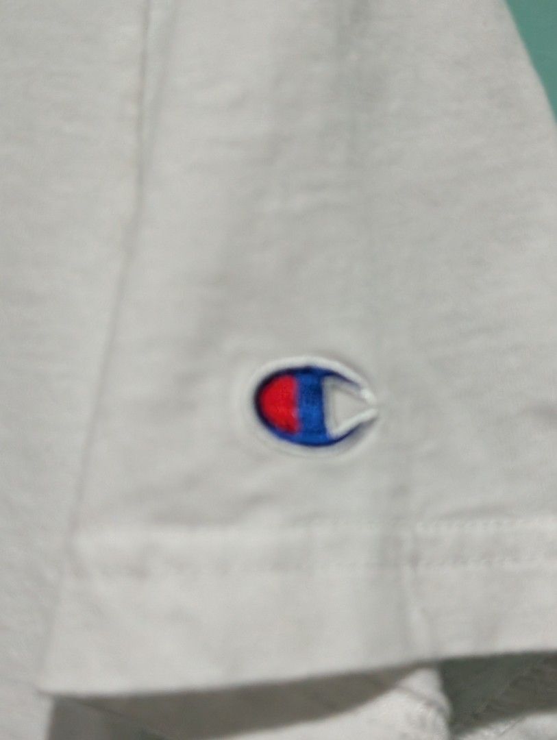 由 7788missme (刊登 ID 1446456185，圖片 3) 提交，位於 新北市 (New Taipei) 的 Champion 品牌 logo刺繡T恤 L (類別：Ｔ恤)，說明：肩約40cm / 腋寬約46cm / 衣長約63cm （這款是國外購入台灣沒賣，購入2000多，已低價售） 下水極新 / 字母是粉刺繡 有問題請提問清楚，售出不做退換。