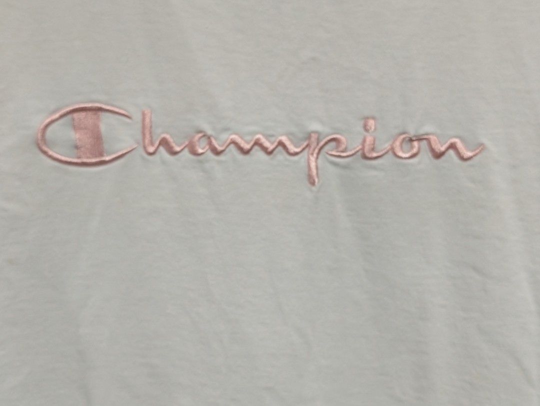 由 7788missme (刊登 ID 1446456185，圖片 2) 提交，位於 新北市 (New Taipei) 的 Champion 品牌 logo刺繡T恤 L (類別：Ｔ恤)，說明：肩約40cm / 腋寬約46cm / 衣長約63cm （這款是國外購入台灣沒賣，購入2000多，已低價售） 下水極新 / 字母是粉刺繡 有問題請提問清楚，售出不做退換。