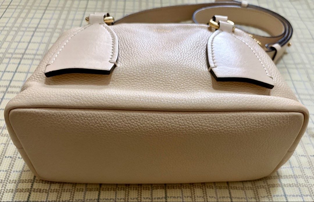 Chloe Daria bag (Category: Luxury Bags & Wallets) located in Taguig. Submitted by museumile (Listing ID 1446356259, Image 3). Description: Item: Authentic Chloe Daria bag in cream, grained leather Purchase history: Bought in the US Condition: Almost new & no issues. Stored very well; no cabinet smell. Leather & lining in very good condition. Inclusion: Adjustable strap Price: P25,000 RFS: Not using anymore Size: 9x6x4 inches SF c/o buyer Meet up 