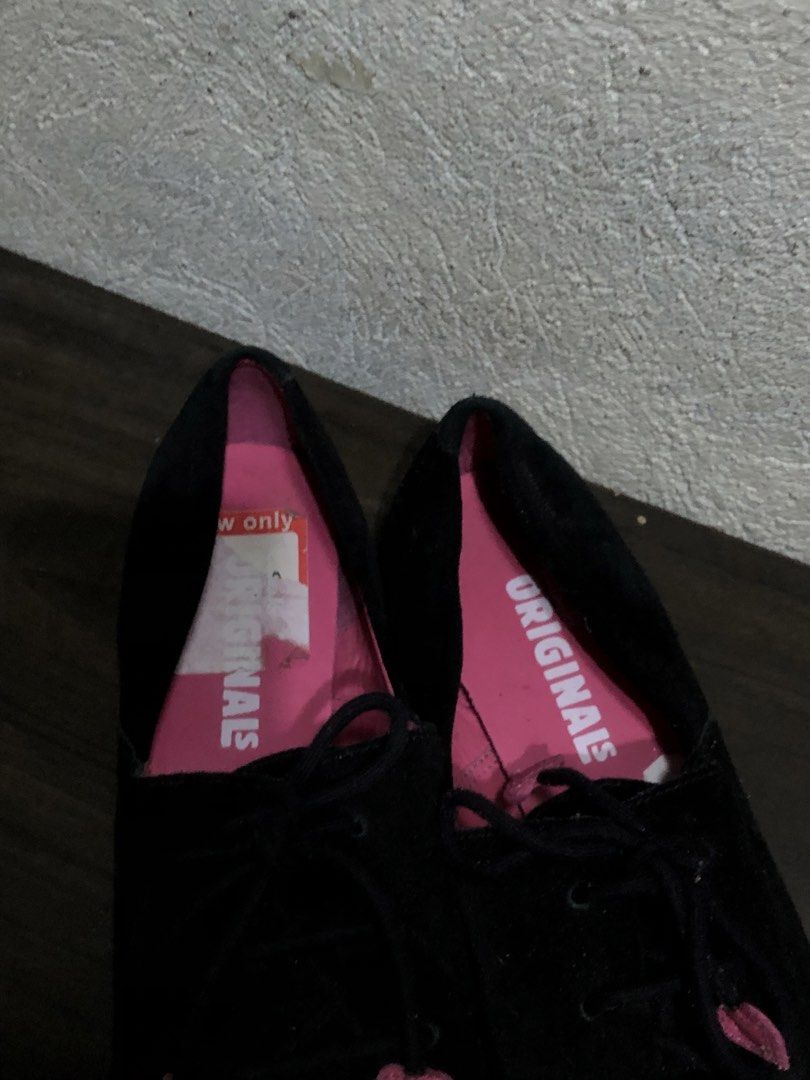 Clarks Originals Womens (Category: Flats & Sandals) located in Carmen. Submitted by fukqueazz (Listing ID 1446498262, Image 3). Description: Clarks Originals SIZE UK 6 EXCELLENT CONDITION NO ISSUES AUTHENTIC -BLACK 📍Cebu JnT Express Mop:Gcash.
