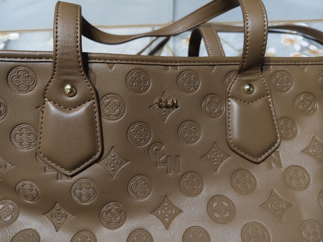 CLN (Aurie Hand/ Sling Bag with Wallet) (Category: Cross-body Bags) located in Angeles City. Submitted by miss_independent01 (Listing ID 1446437699, Image 3). Description: CLN (Aurie Hand/ Sling Bag with Wallet) MOP: Gcash ✅ Mine Now, Pay Now ✅ First to Pay, Gets the Item 📍 PAMPANGA Courier: JnT 🚚🚚 PM 💌💌.