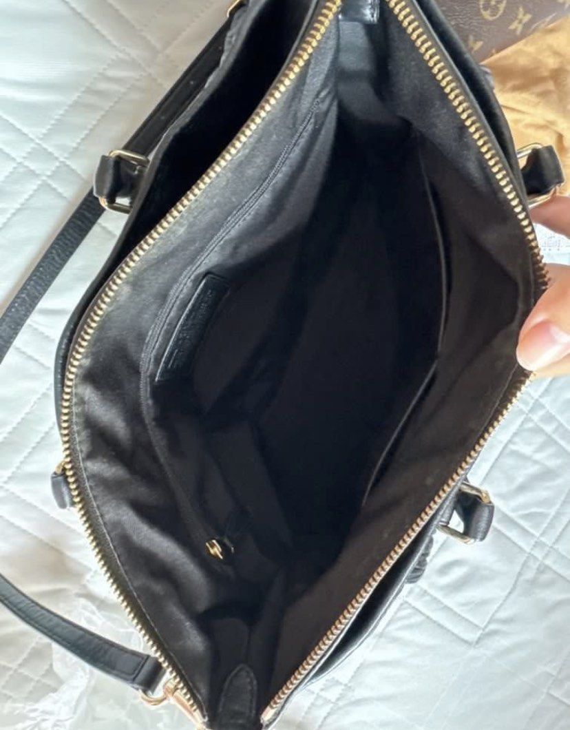 Coach (Category: Shoulder Bags) located in Manila. Submitted by dashlux (Listing ID 1446379878, Image 3). Description: .