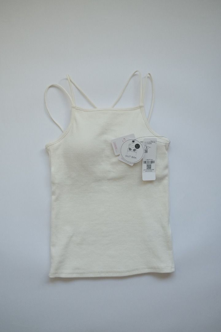 Comcoca White Strap Camisole with Cups (Category: Sleeveless) located in Naga. Submitted by billysstuff (Listing ID 1446455224, Image 1). Description: - Classic white tank top - Ribbed texture for added detail - Flattering square neckline - Delicate double straps - Versatile for any outfit - Comfortable for daily wear.