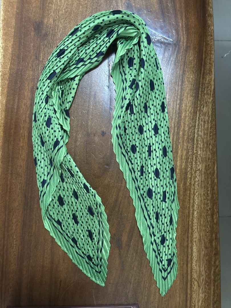Cotton On Rubi pleated scarfor twilly (Category: Scarves) located in Calamba. Submitted by cur8d (Listing ID 1446400739, Image 2). Description: 2 pcs available 100 each.