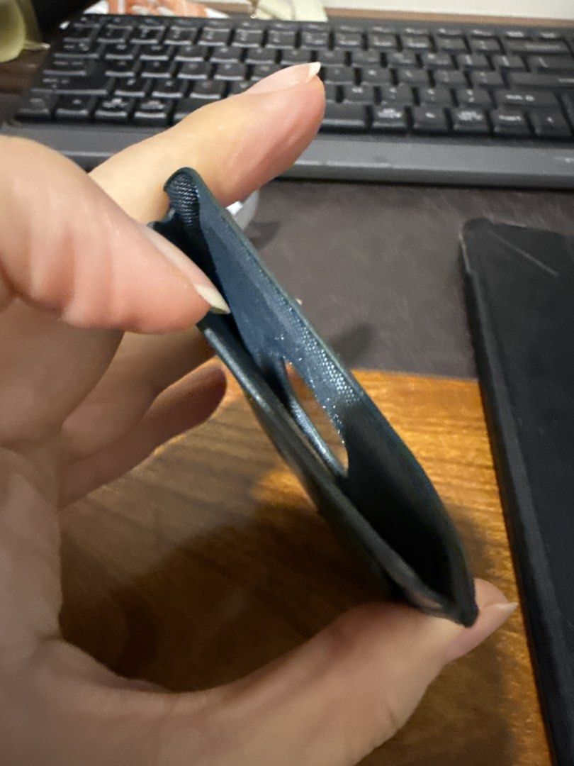 Dark Green Leather Card Holder with Stand Function magsafe （分類：銀包、卡片套）位於 Hong Kong。 由 niguwowudao 提交（商品編號 1446454768，圖片 1）。簡介： Slim card holder in a dark green shade. Made from leather. It has a clever design that folds out to act as a phone stand. Holds a few cards easily. Great for keeping essentials handy. Minimalist and practical accessory.。