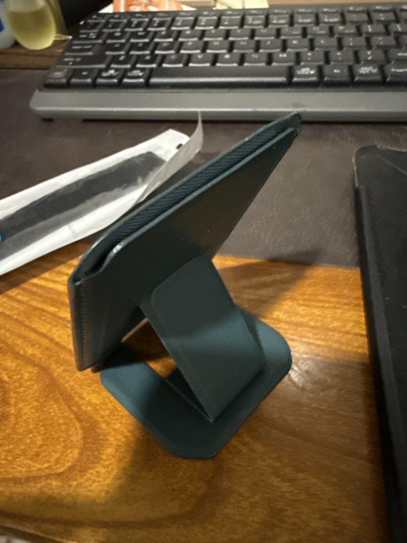 Dark Green Leather Card Holder with Stand Function magsafe （分類：銀包、卡片套）位於 Hong Kong。 由 niguwowudao 提交（商品編號 1446454768，圖片 3）。簡介： Slim card holder in a dark green shade. Made from leather. It has a clever design that folds out to act as a phone stand. Holds a few cards easily. Great for keeping essentials handy. Minimalist and practical accessory.。