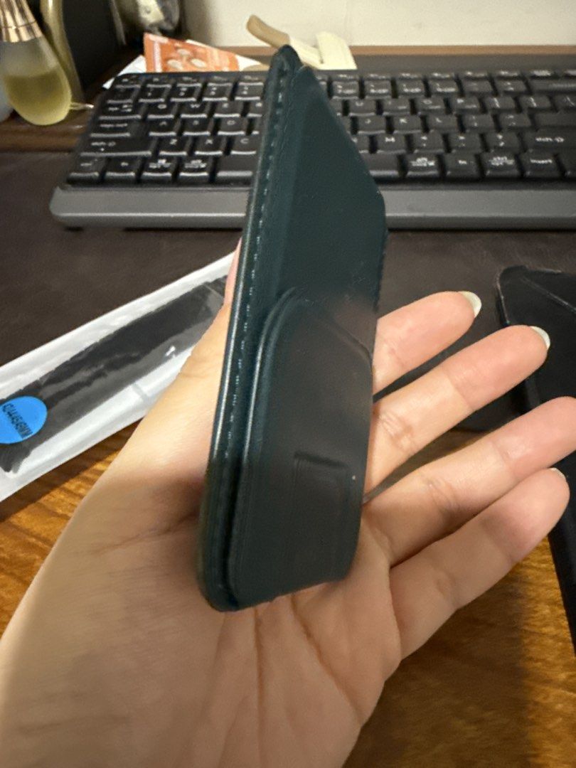 Dark Green Leather Card Holder with Stand Function magsafe （分類：銀包、卡片套）位於 Hong Kong。 由 niguwowudao 提交（商品編號 1446454768，圖片 2）。簡介： Slim card holder in a dark green shade. Made from leather. It has a clever design that folds out to act as a phone stand. Holds a few cards easily. Great for keeping essentials handy. Minimalist and practical accessory.。