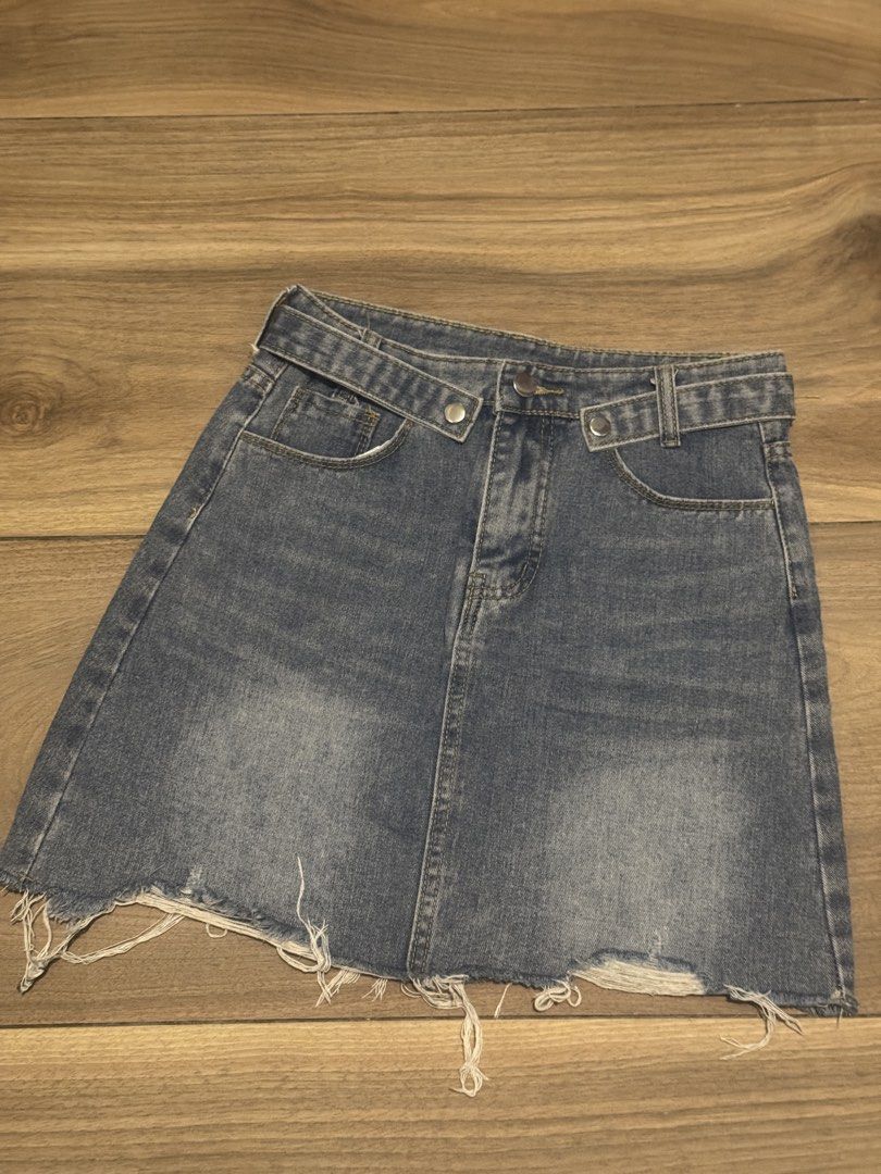 Denim Skirt (Category: Skirts) located in Makati City. Submitted by declutterby.jelo (Listing ID 1446387932, Image 3). Description: Size 26 Like new.
