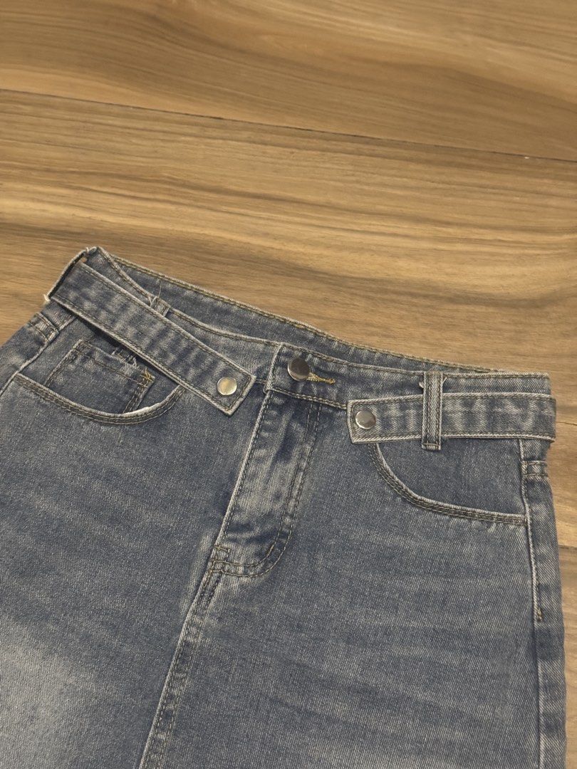 Denim Skirt (Category: Skirts) located in Makati City. Submitted by declutterby.jelo (Listing ID 1446387932, Image 2). Description: Size 26 Like new.
