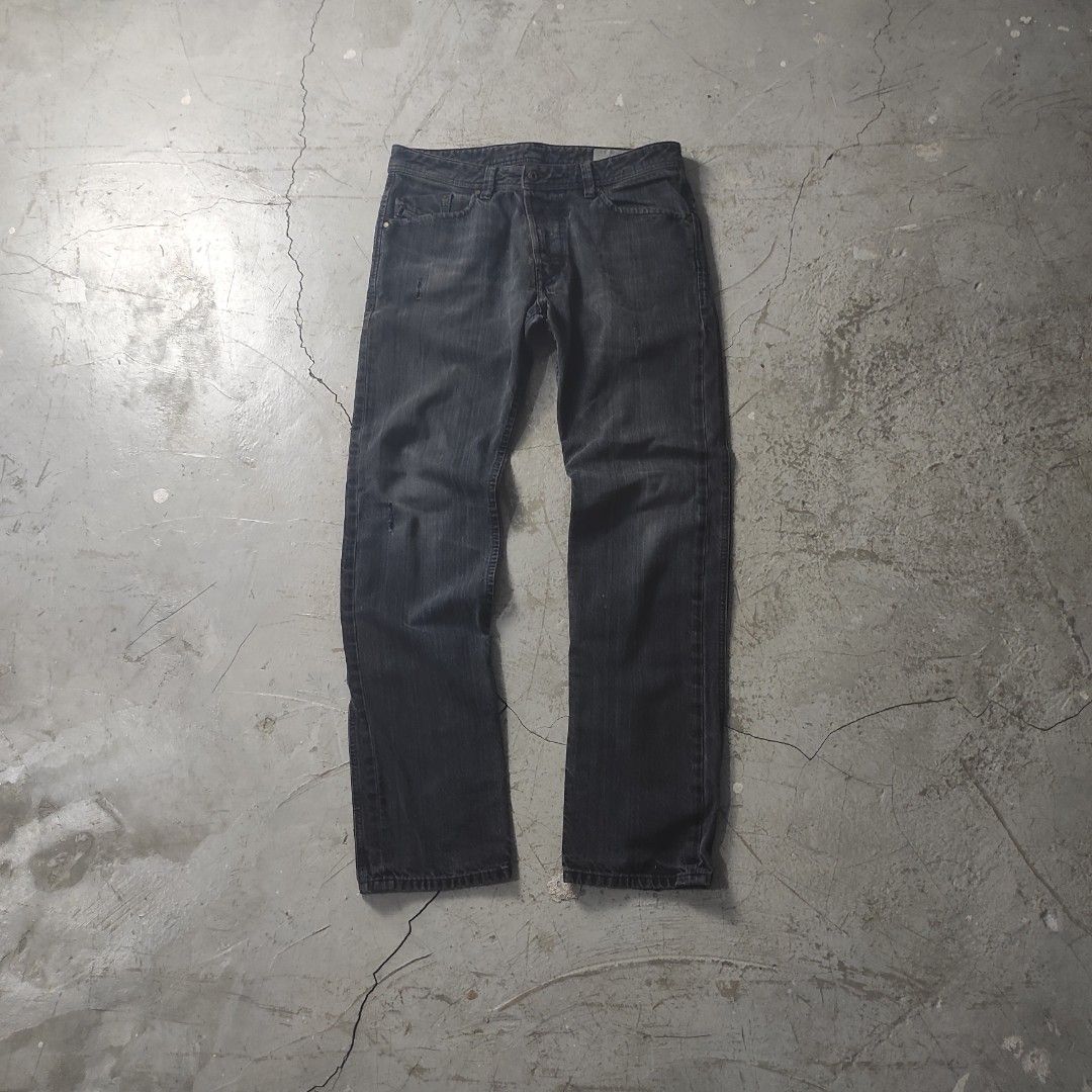 Diesel " Darron " Regular Slim - Tapered Denim Pants (Category: Activewear) located in Batangas. Submitted by vtgrags_ (Listing ID 1446488347, Image 2). Description: Diesel " Darron " Regular Slim - Tapered Denim Pants Size on Tag : W 33 / L 32 Measurement : Waist : 33' Inches Rise : 11' Inches Inseam : 32' Inches Full Length : 42' Inches Leg Opening : 7.5' Inches Color : Washed Black Condition : Very Good Condition Issue : No Issue .